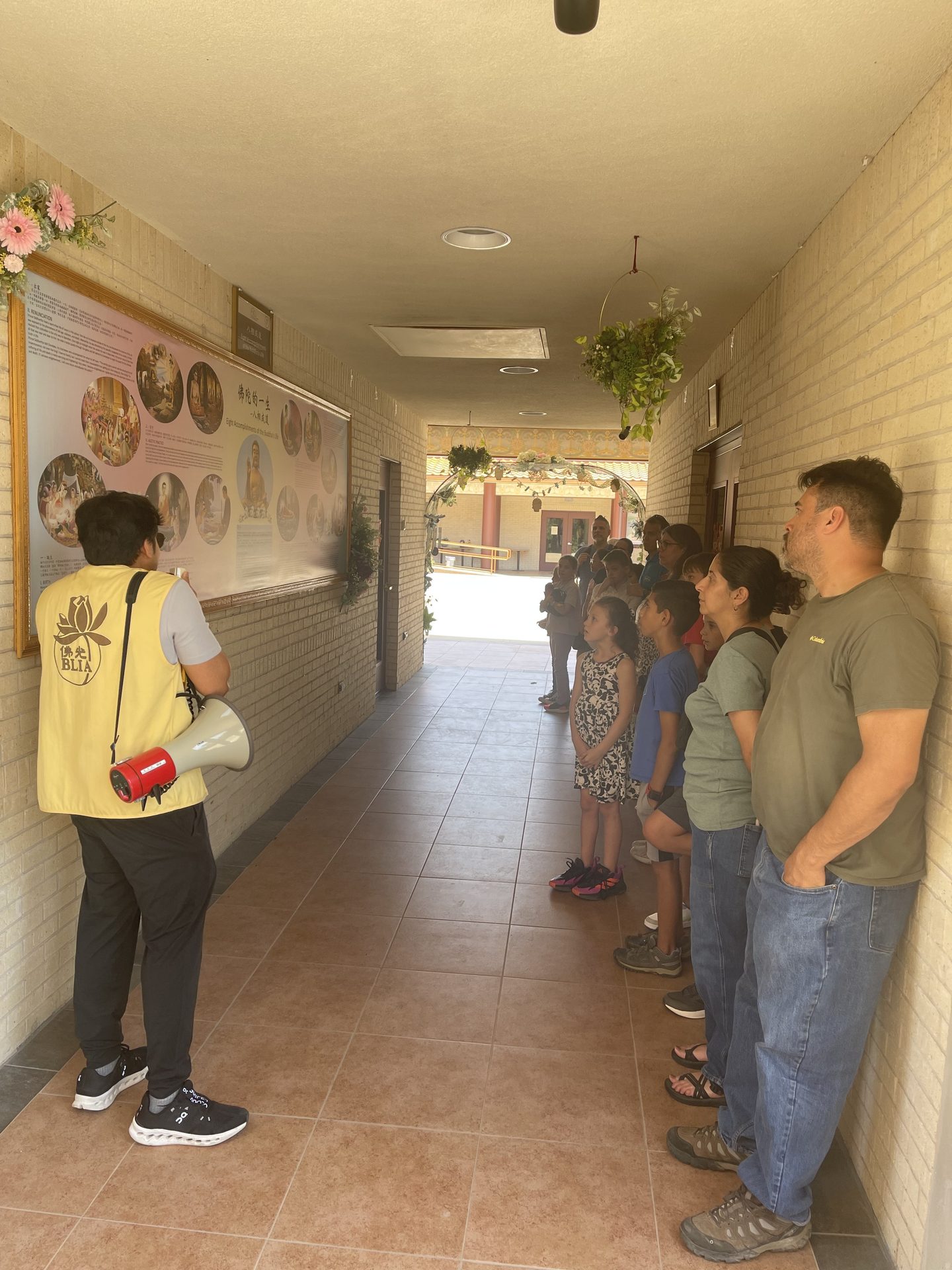 Homeschooling Family Visits Xiang Yun Temple