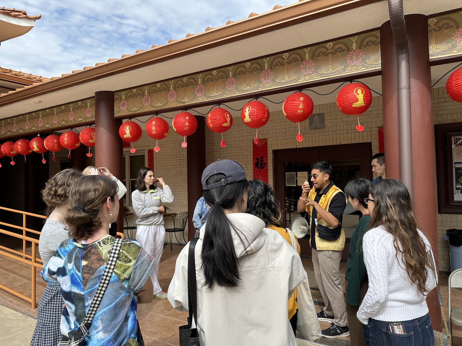 Encounter in the Space of Buddhism: University of Texas Students Visit Xiangyun Temple