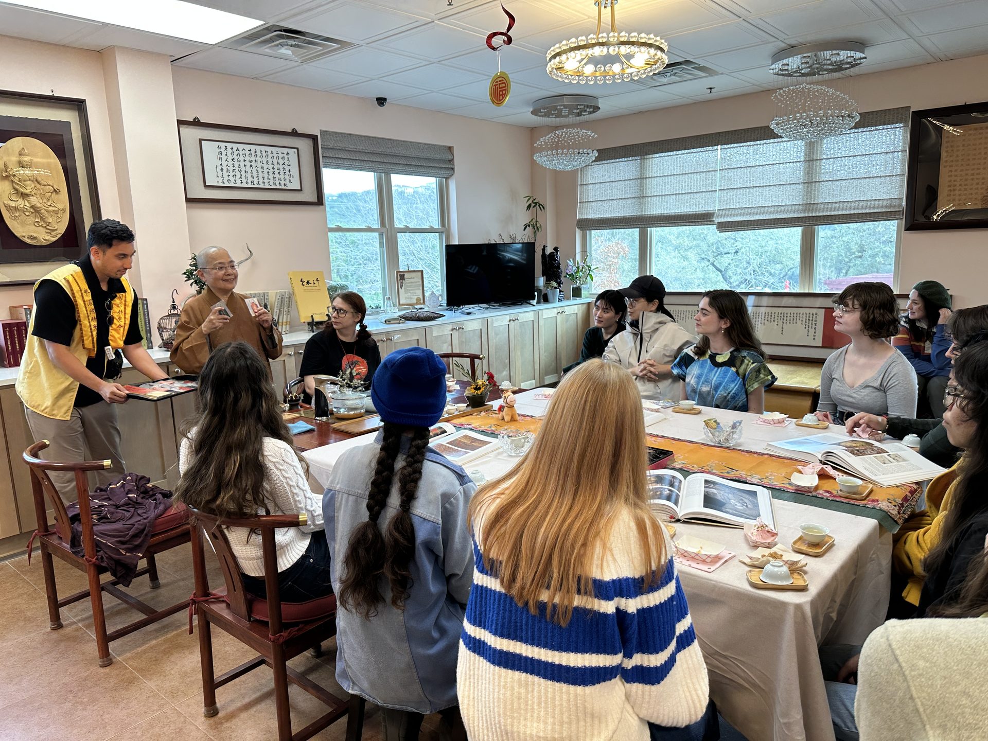 Encounter in the Space of Buddhism: University of Texas Students Visit Xiangyun Temple