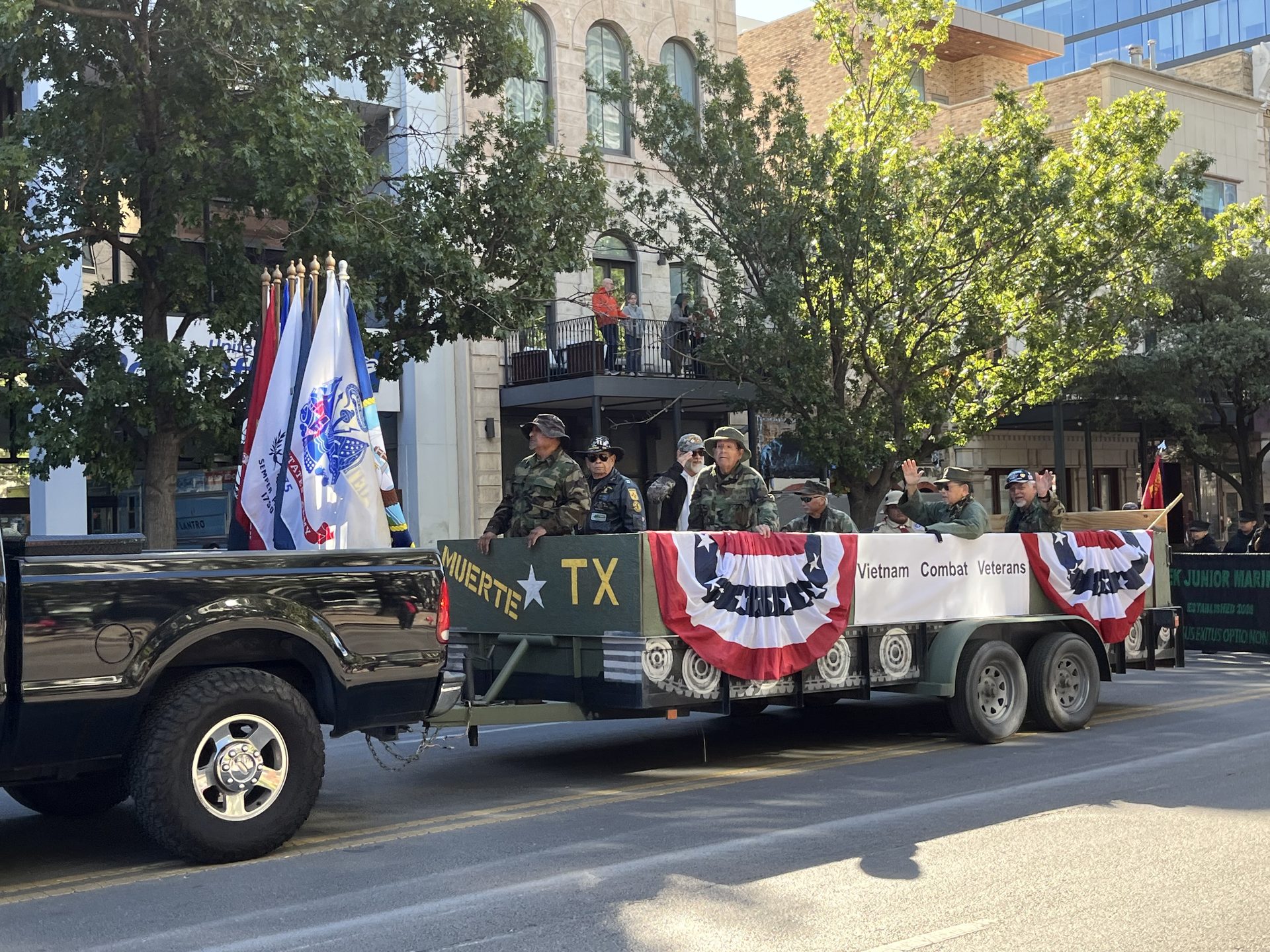 Xiang Yun Temple Cares for the Community — Participates in Austin Veterans Day Parade for Observation and Learning