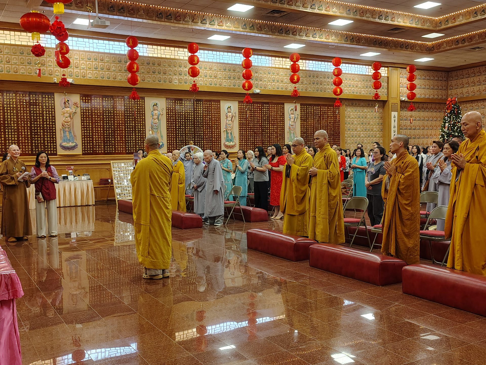 Vietnamese Delegation Visits Xiangyun Temple in Austin