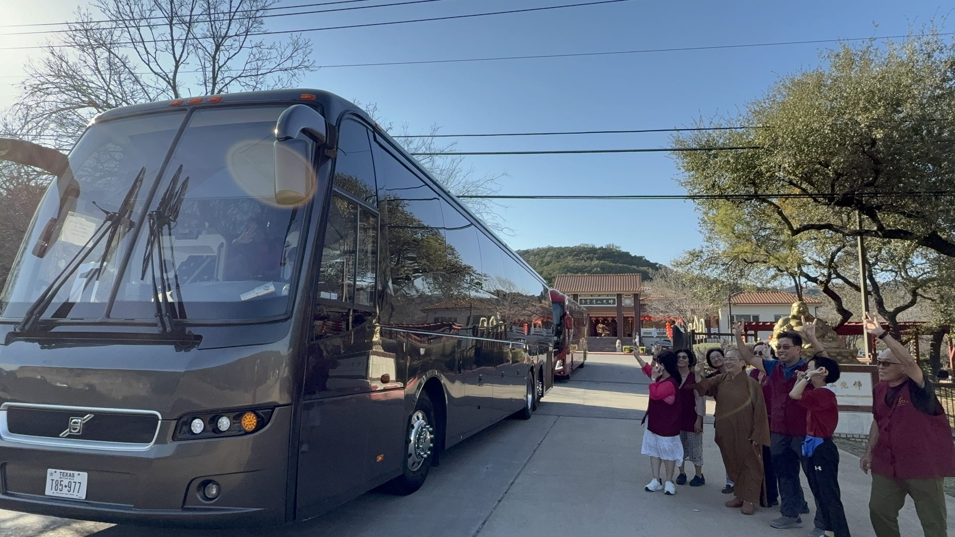 Title: Vietnamese Guanyin Compassion Practice Center Makes First Lunar New Year Visit to Xiangyun Temple in Austin