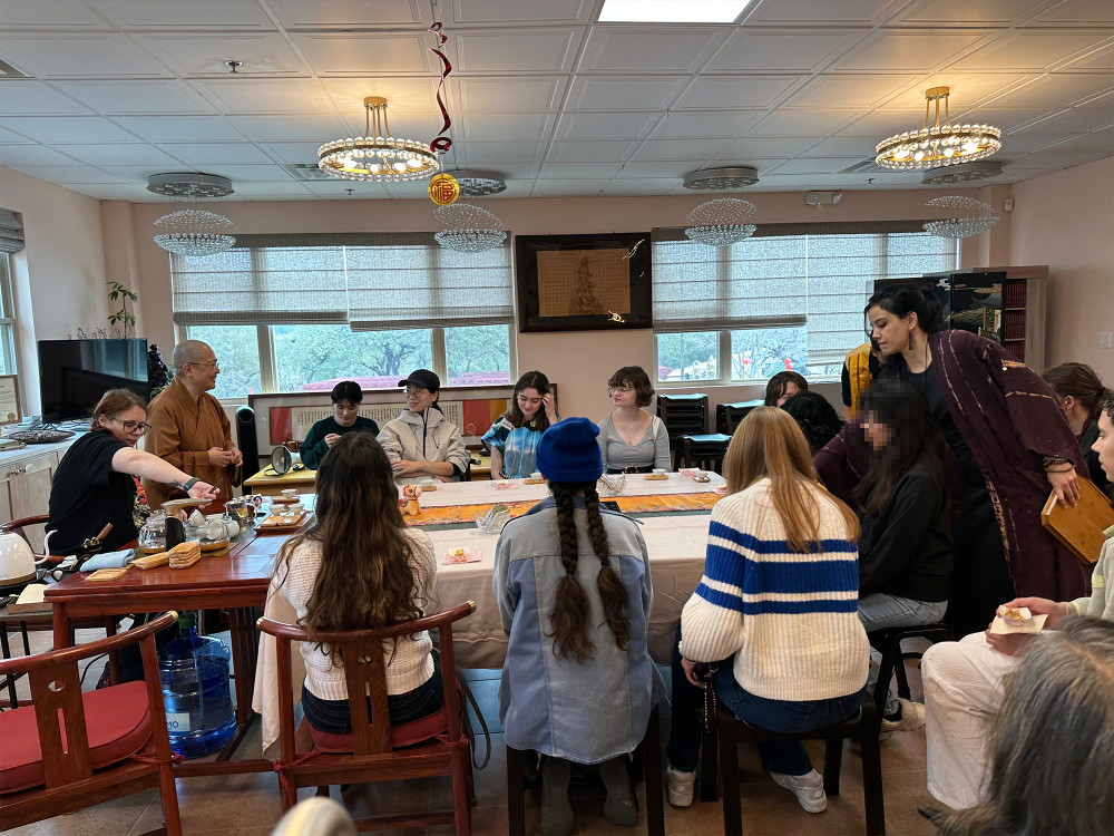 Encounter in the Space of Buddhism: University of Texas Students Visit Xiangyun Temple