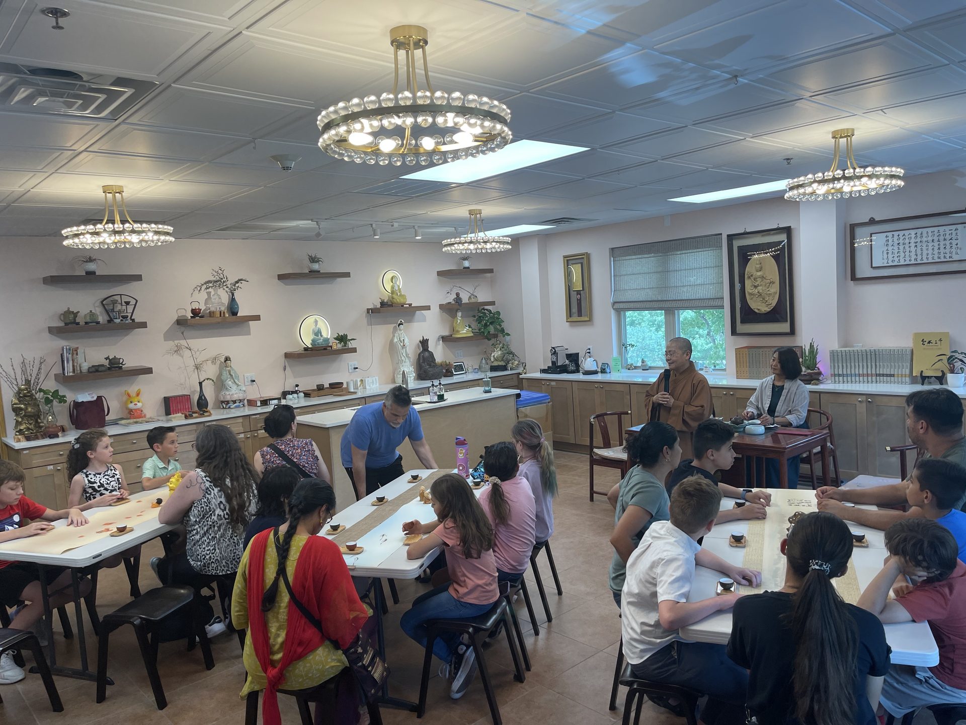 Homeschooling Family Visits Xiang Yun Temple