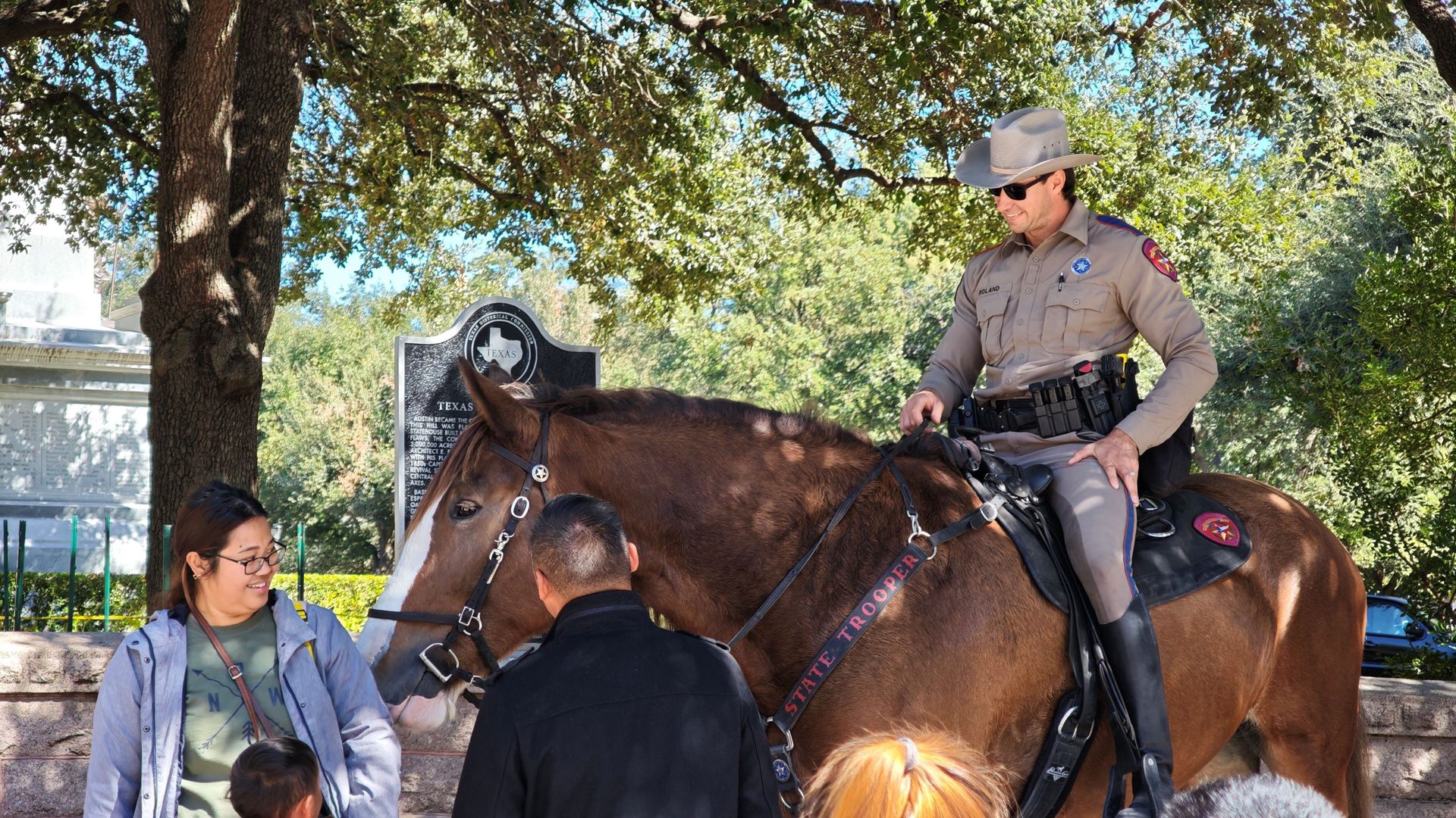 Xiang Yun Temple Cares for the Community — Participates in Austin Veterans Day Parade for Observation and Learning