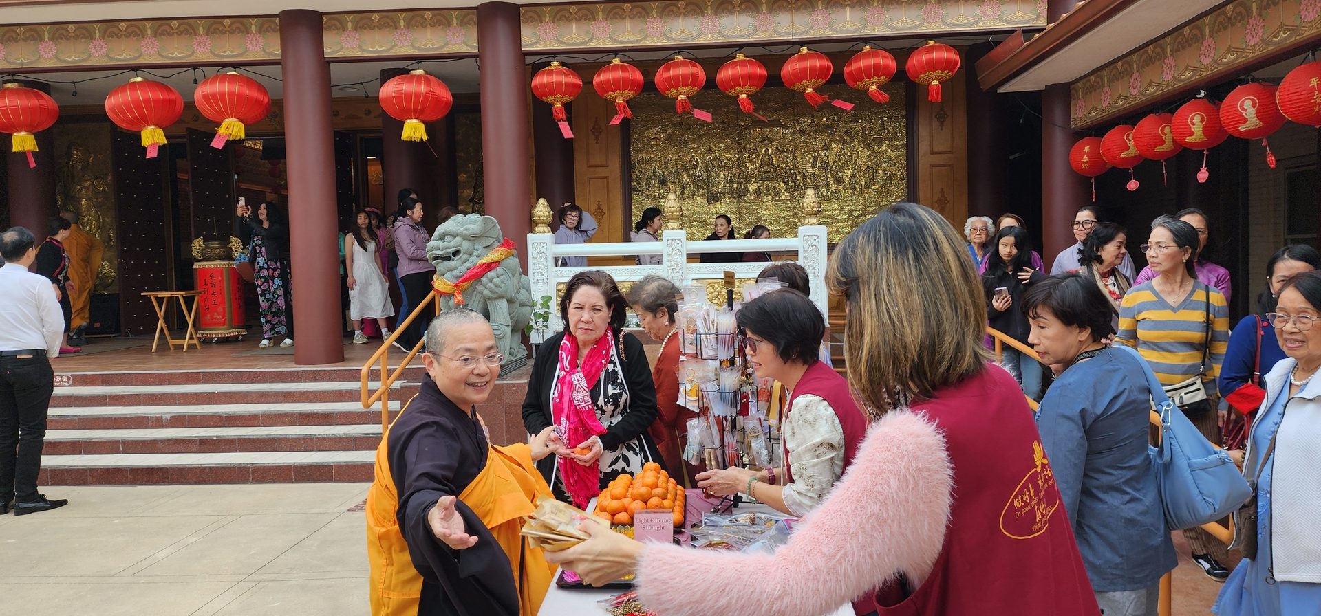 New Year’s Chanting Welcomes Pilgrims — Three Vietnamese Temples Visit Xiangyun Temple