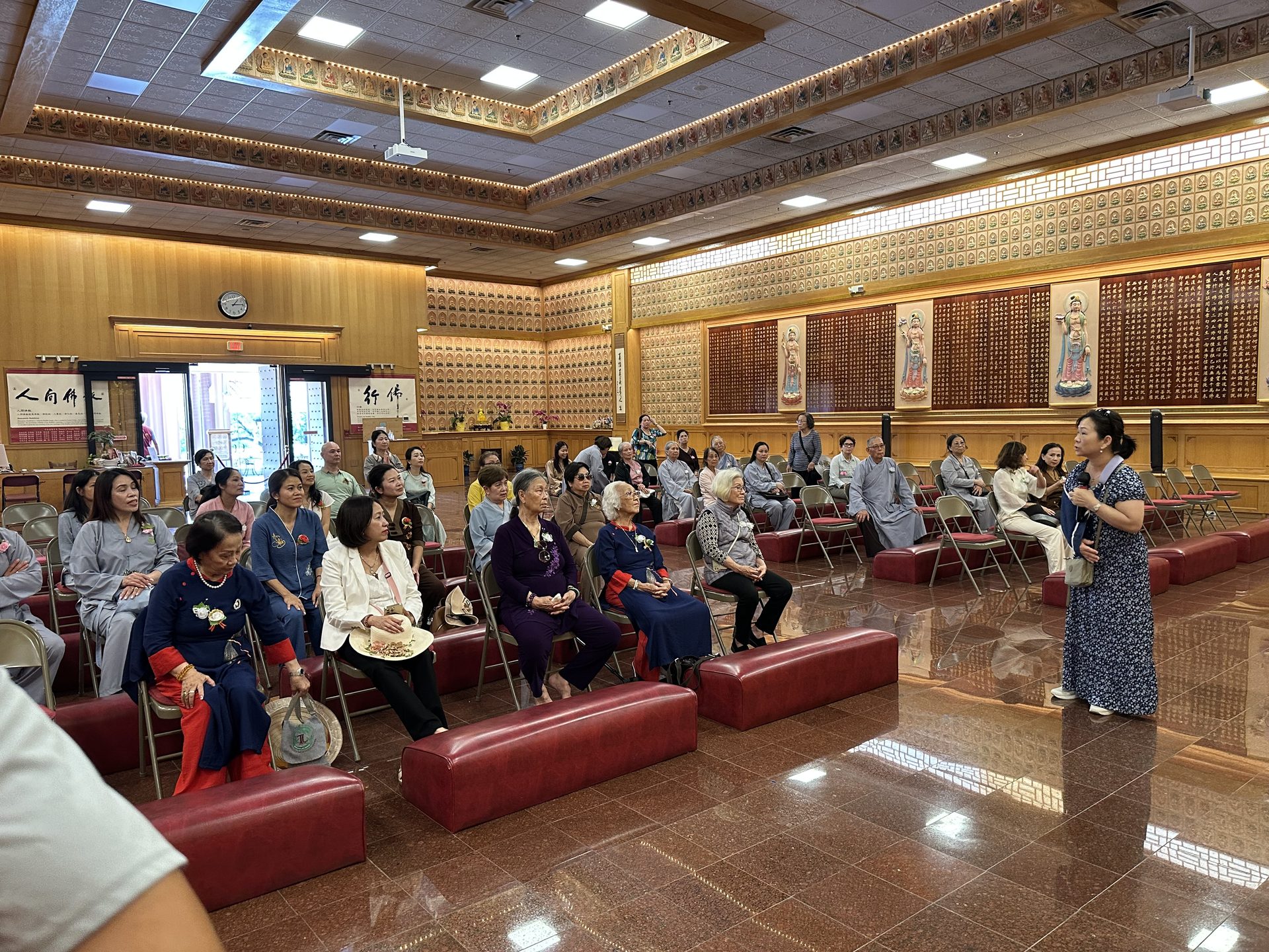 Vietnamese Devotees from Houston Visit Xiang Yun Temple in Autumn, Filled with Dharma Joy
