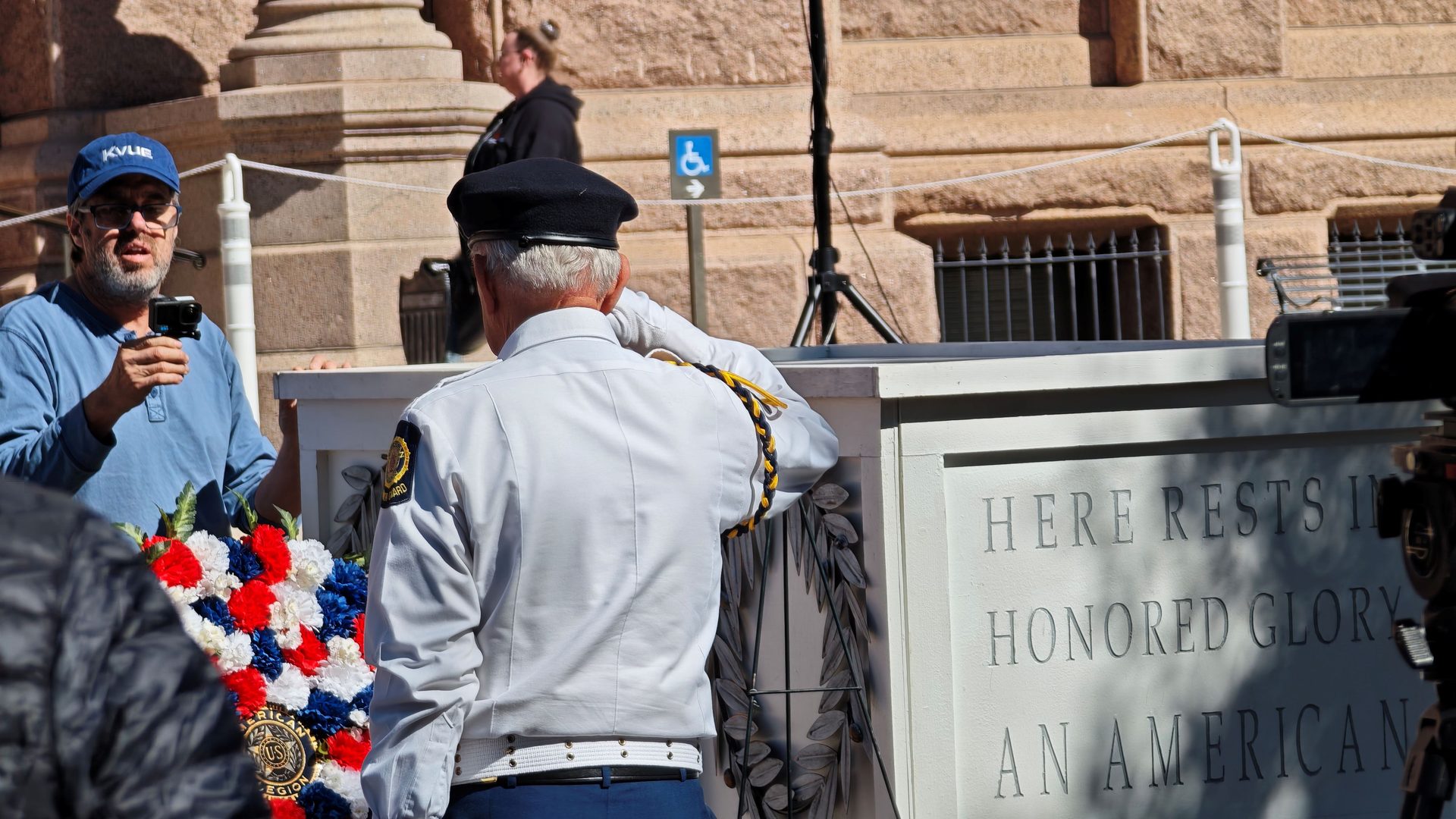 Xiang Yun Temple Cares for the Community — Participates in Austin Veterans Day Parade for Observation and Learning
