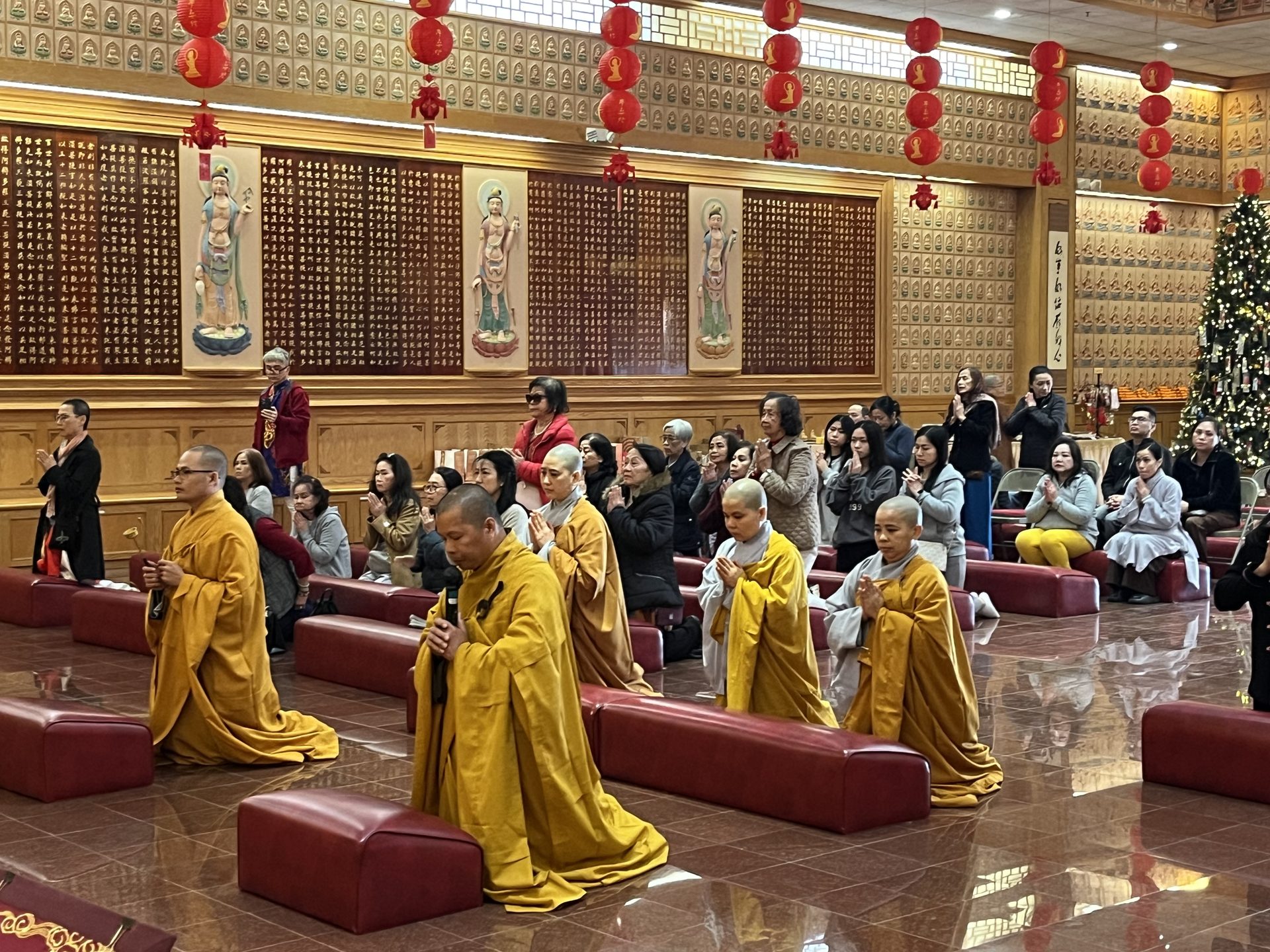 Two Vietnamese-American Groups with Nearly 350 Members Visit Xiangyun Temple