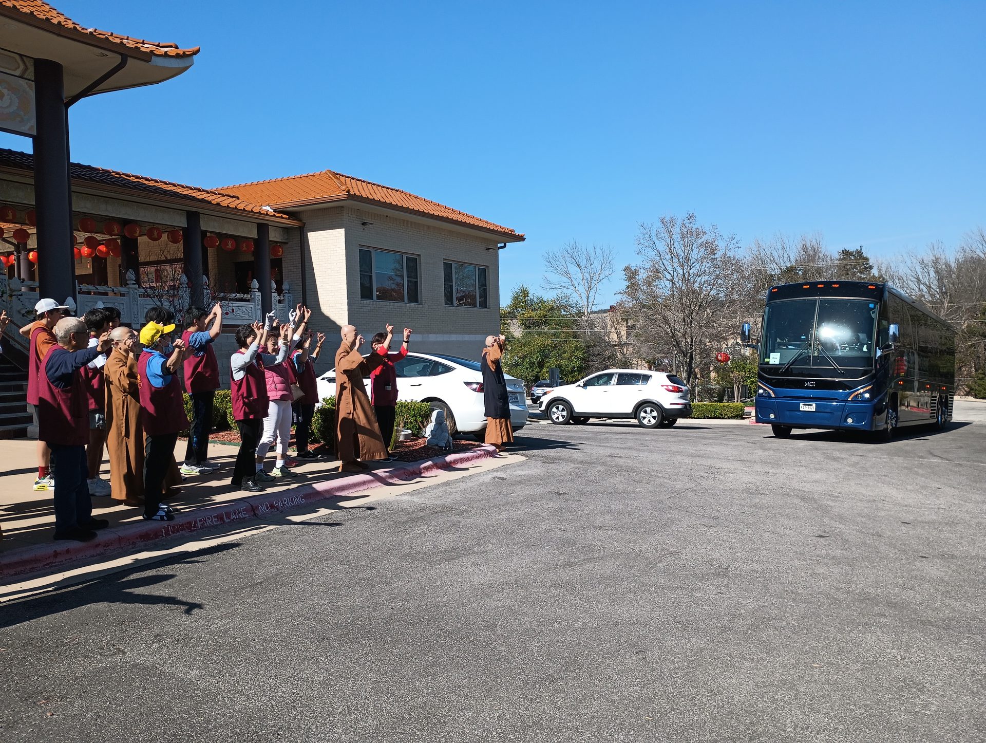 Two Vietnamese-American Groups with Nearly 350 Members Visit Xiangyun Temple
