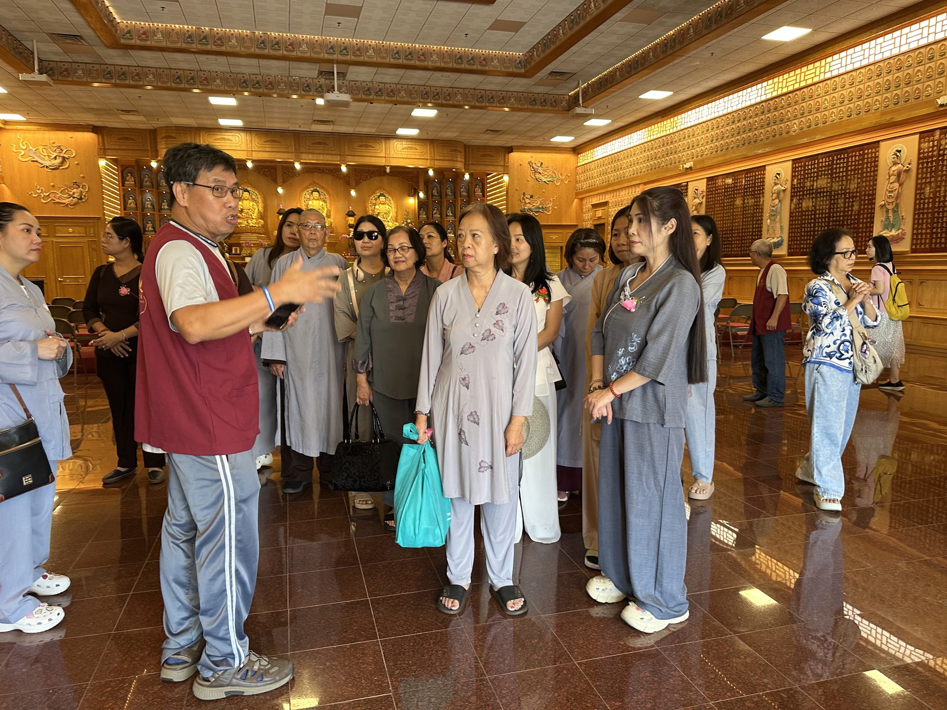 Vietnamese Devotees from Houston Visit Xiang Yun Temple in Autumn, Filled with Dharma Joy