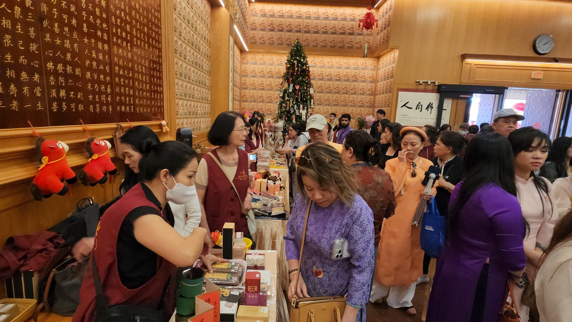 New Year’s Chanting Welcomes Pilgrims — Three Vietnamese Temples Visit Xiangyun Temple