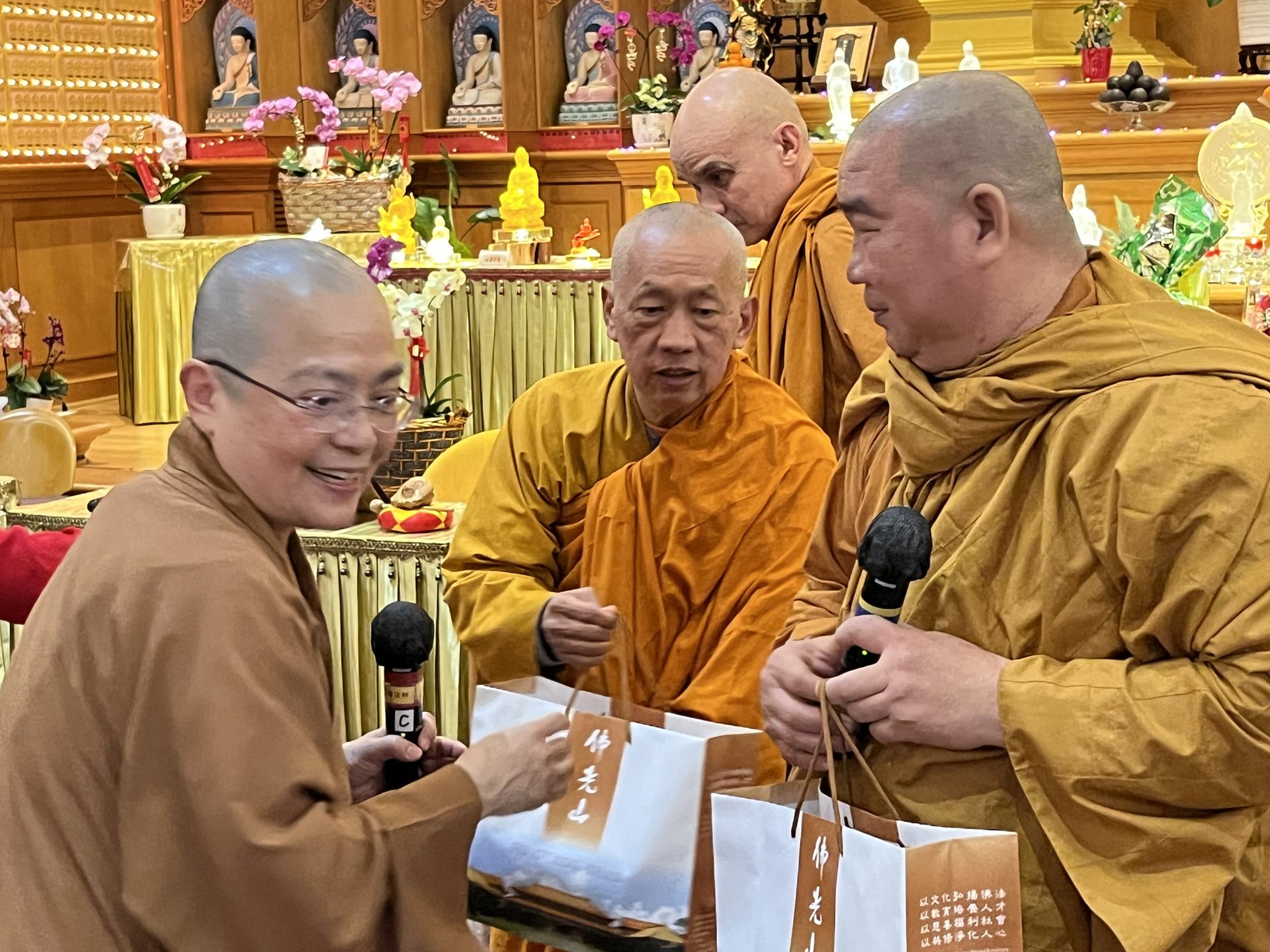 Two Vietnamese-American Groups with Nearly 350 Members Visit Xiangyun Temple