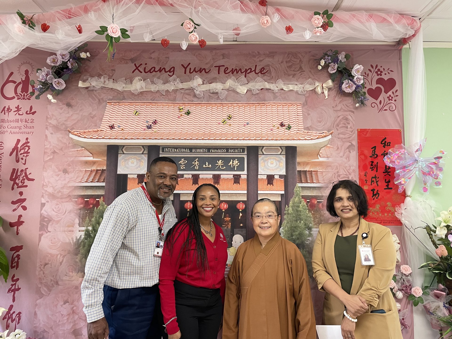 Veterans Visit Xiangyun Temple to Experience Walking Meditation