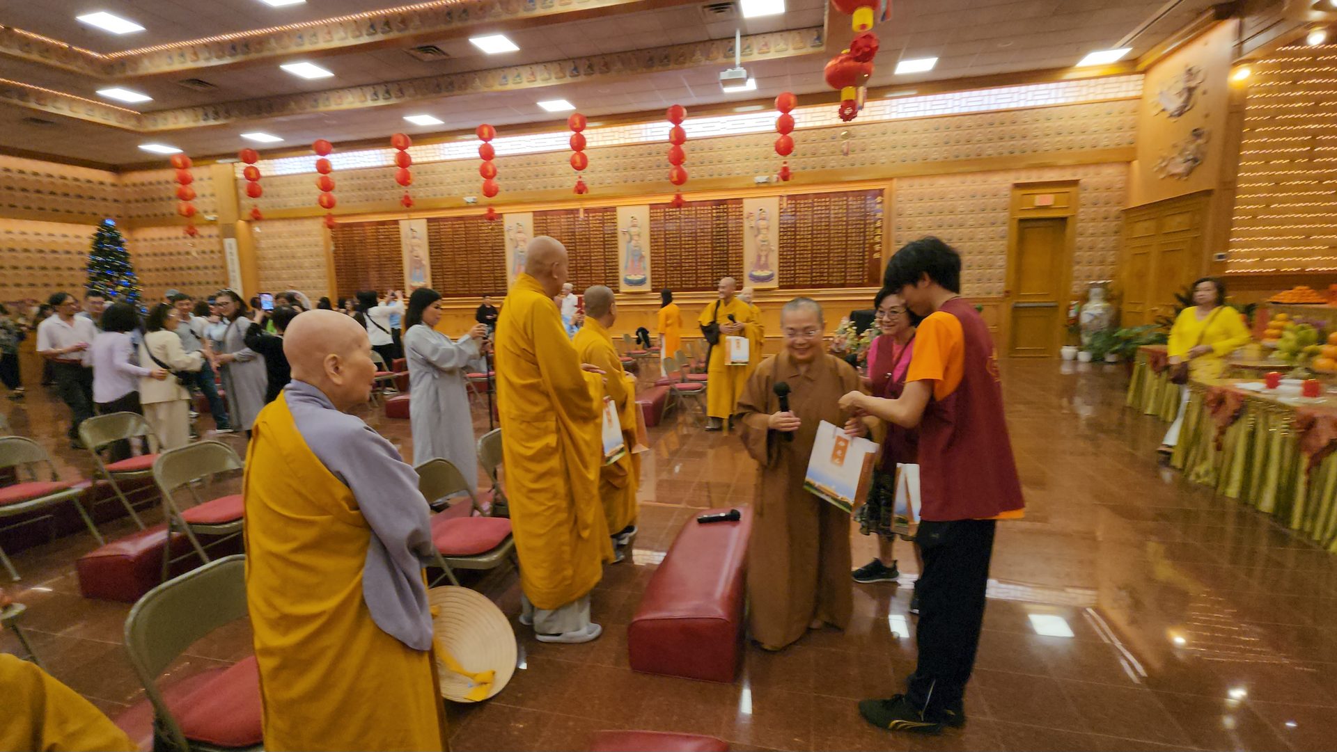 New Year’s Chanting Welcomes Pilgrims — Three Vietnamese Temples Visit Xiangyun Temple