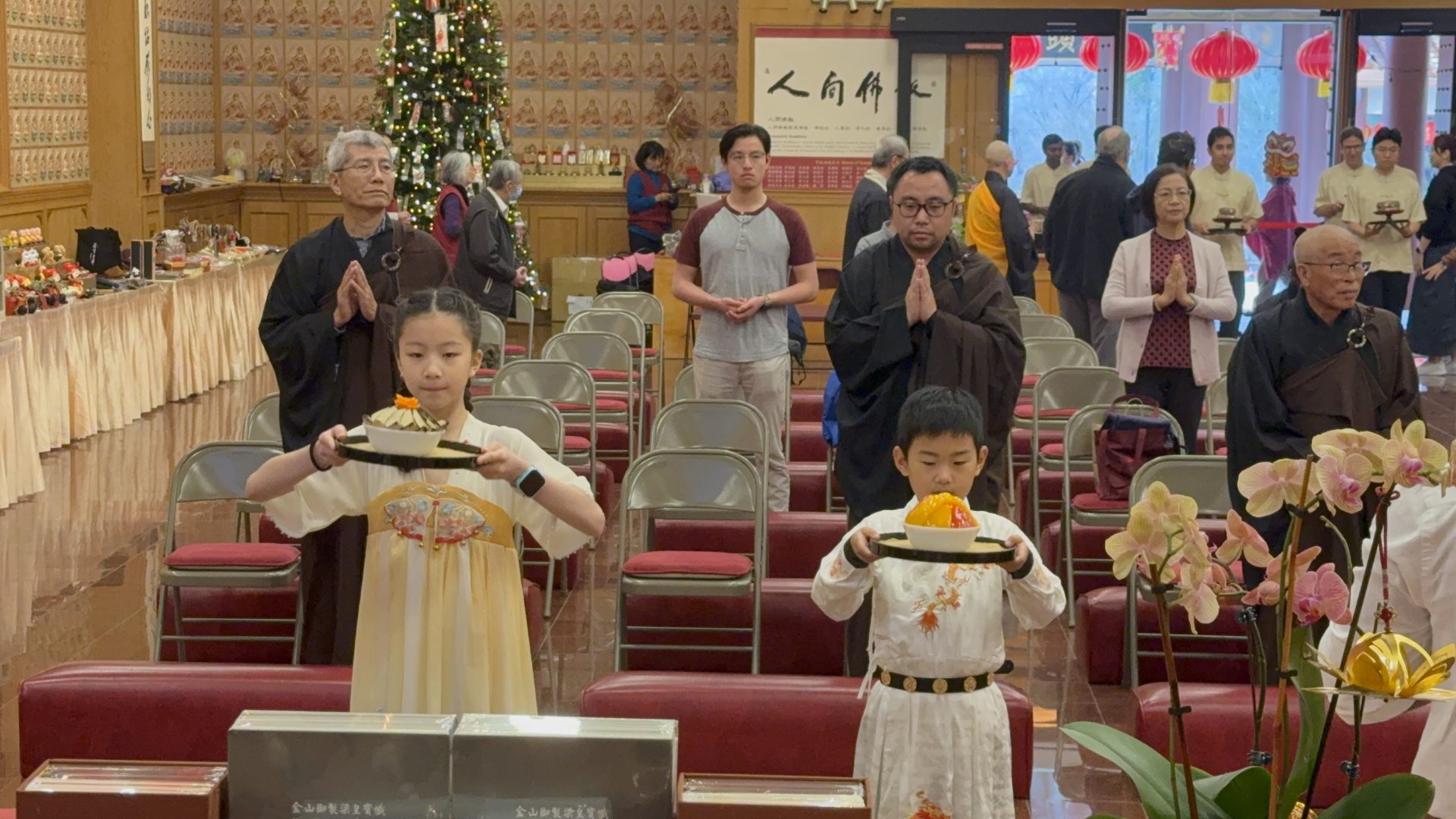 Offering to the Buddhas and Heavenly Beings—Three Texas Fo Guang Shan Temples joined in Ceremony