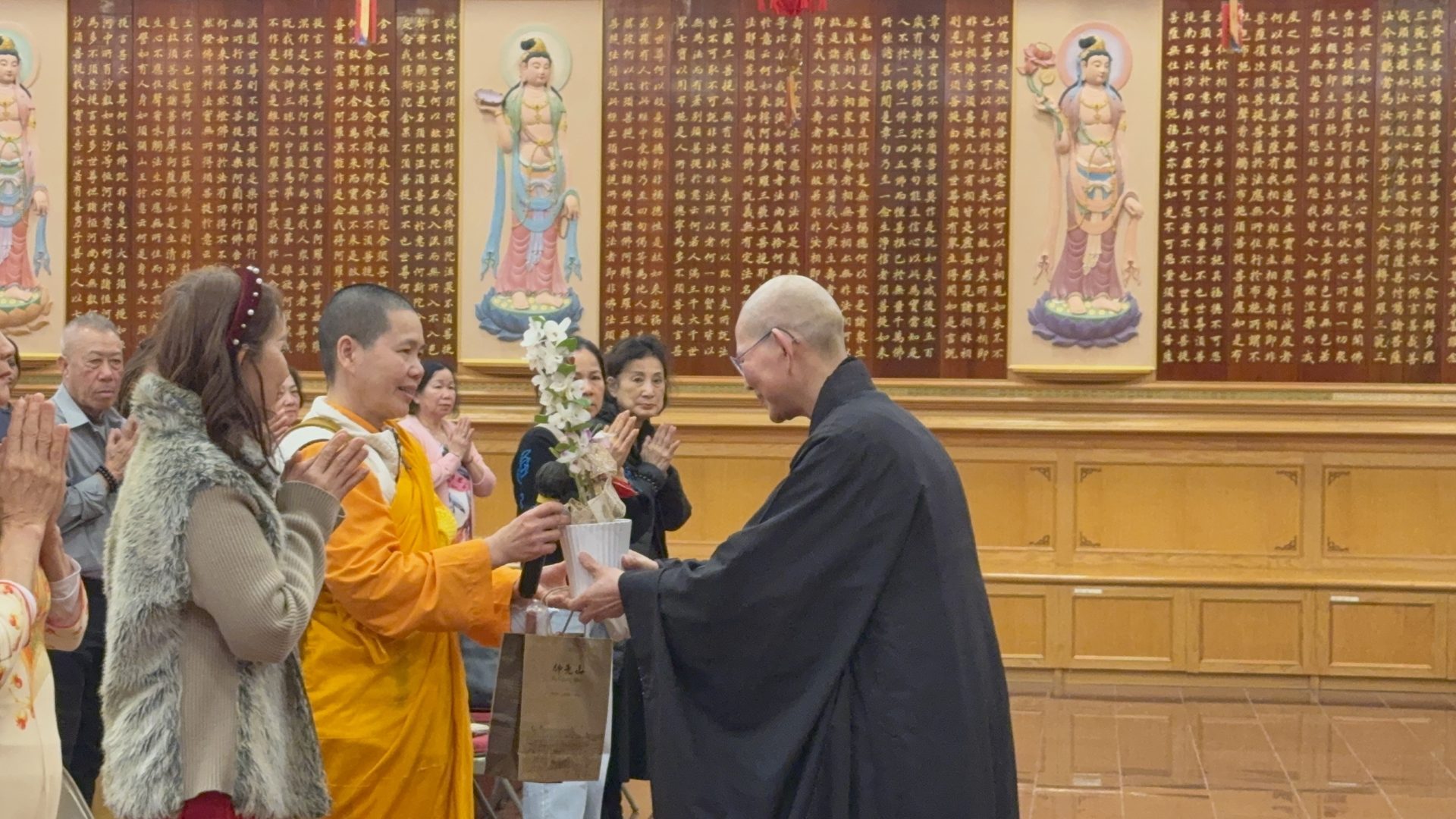 Vietnamese Delegation Visits Xiangyun Temple in Austin