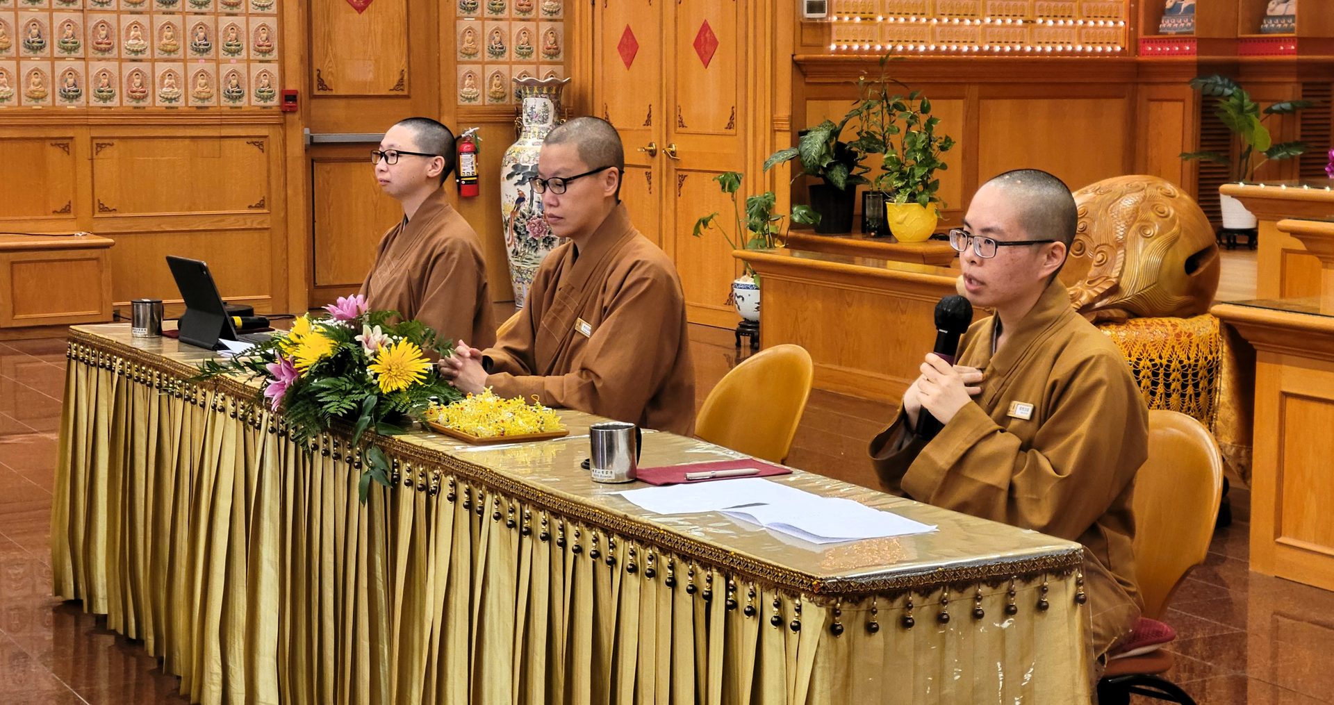 Venerable Miaoguang and Others Visit Xiangyun Temple in Austin for Inspiring Lectures