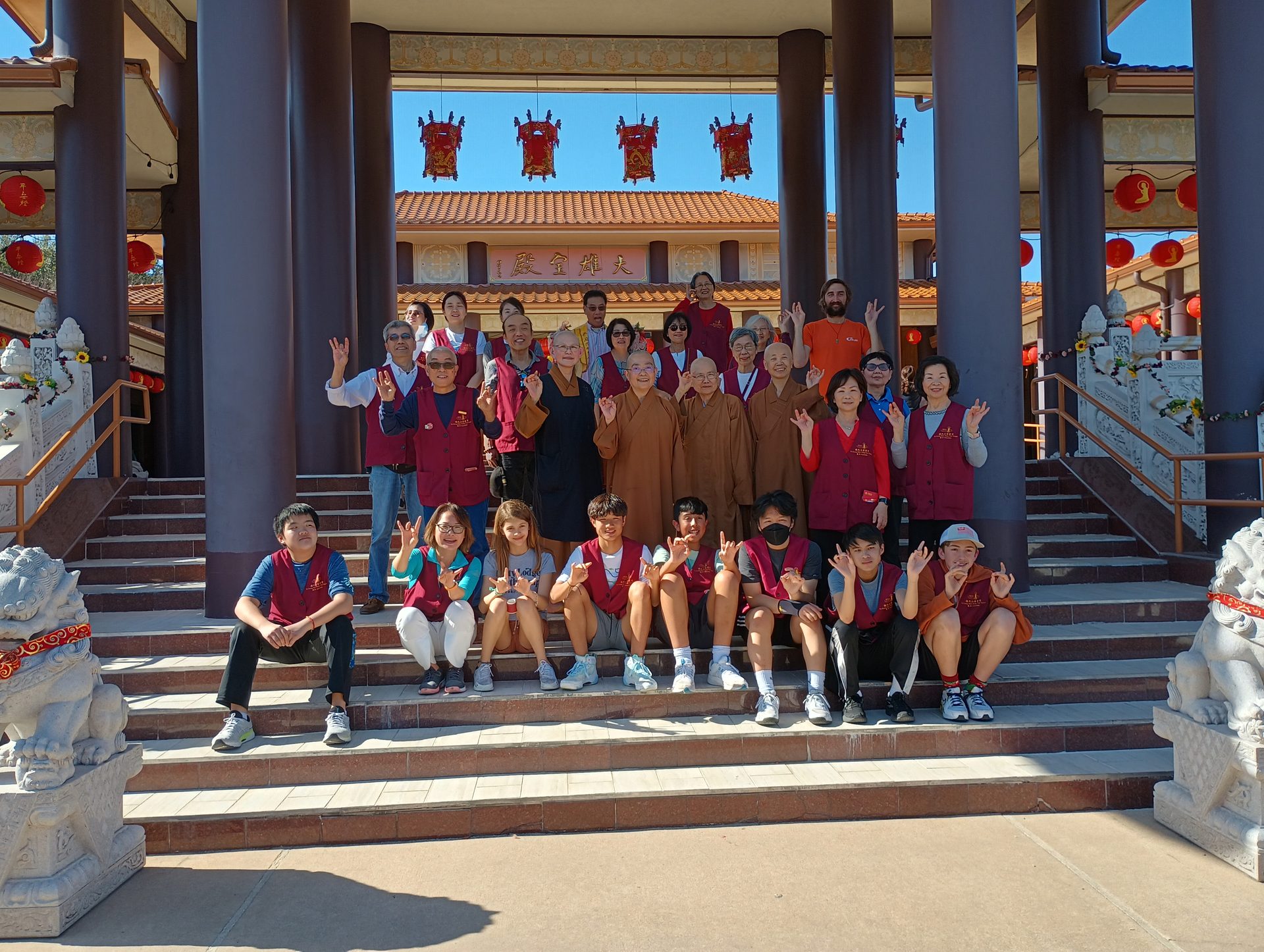 Two Vietnamese-American Groups with Nearly 350 Members Visit Xiangyun Temple