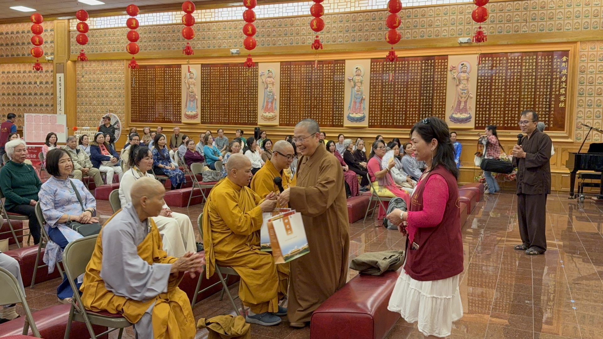 Title: Vietnamese Guanyin Compassion Practice Center Makes First Lunar New Year Visit to Xiangyun Temple in Austin