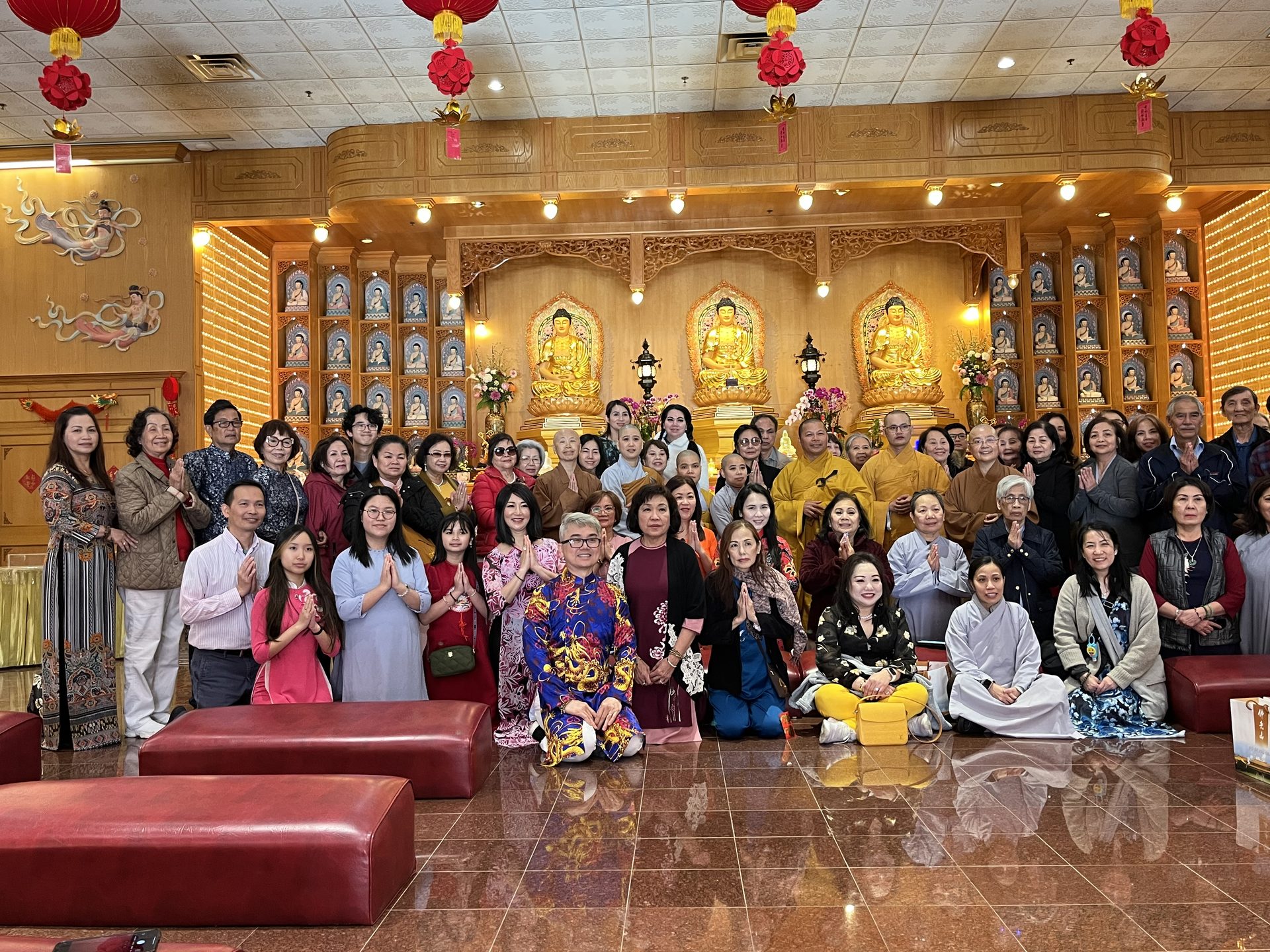 Two Vietnamese-American Groups with Nearly 350 Members Visit Xiangyun Temple