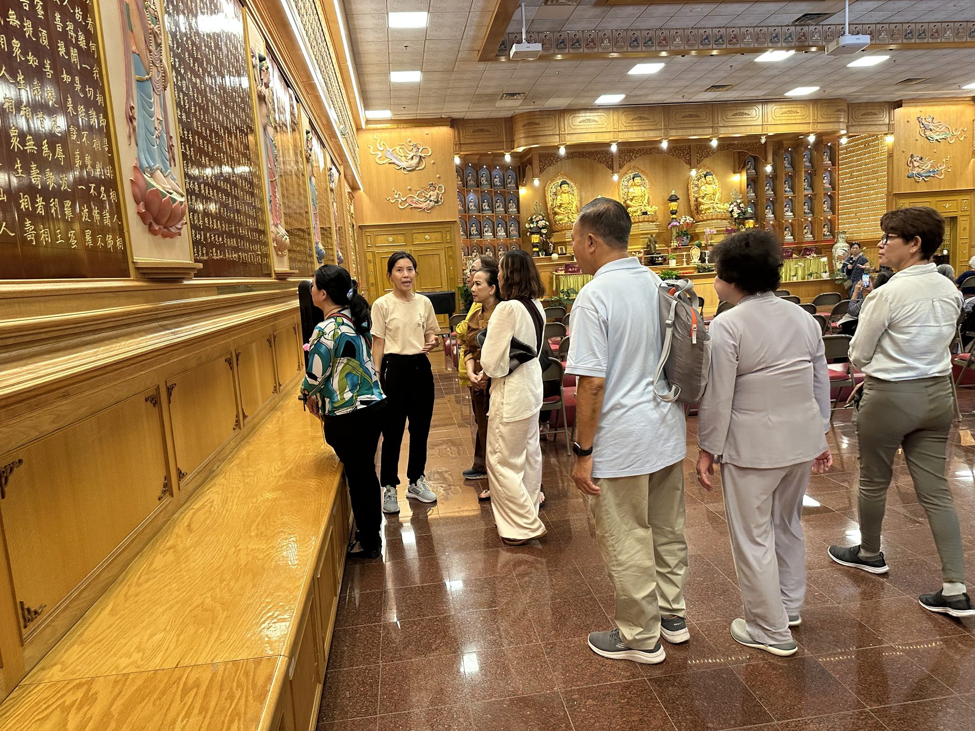 Vietnamese Devotees from Houston Visit Xiang Yun Temple in Autumn, Filled with Dharma Joy