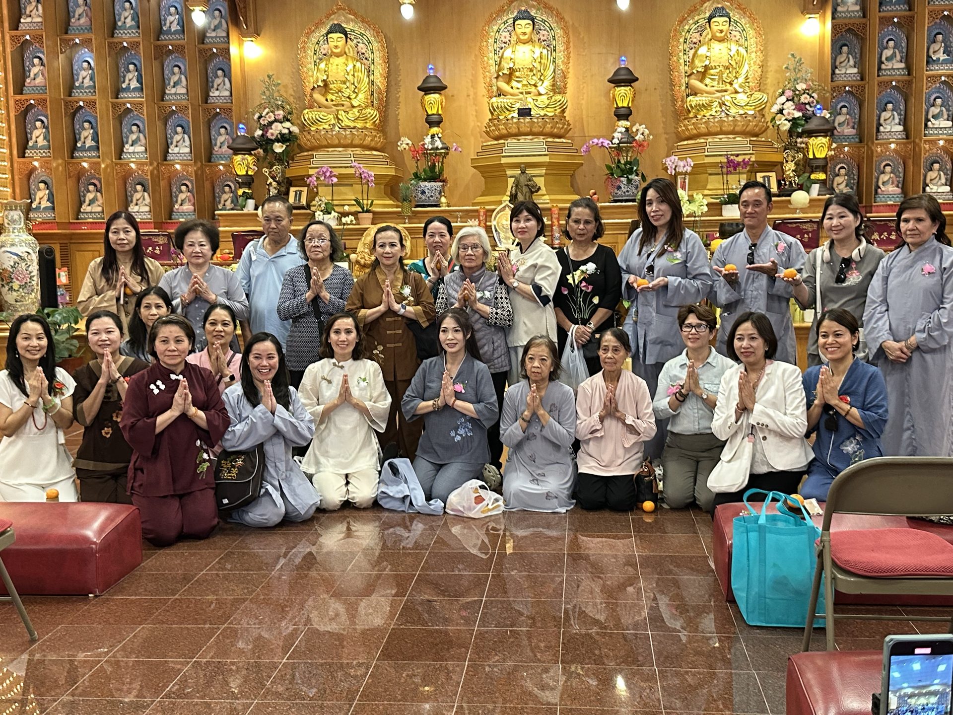 Vietnamese Devotees from Houston Visit Xiang Yun Temple in Autumn, Filled with Dharma Joy