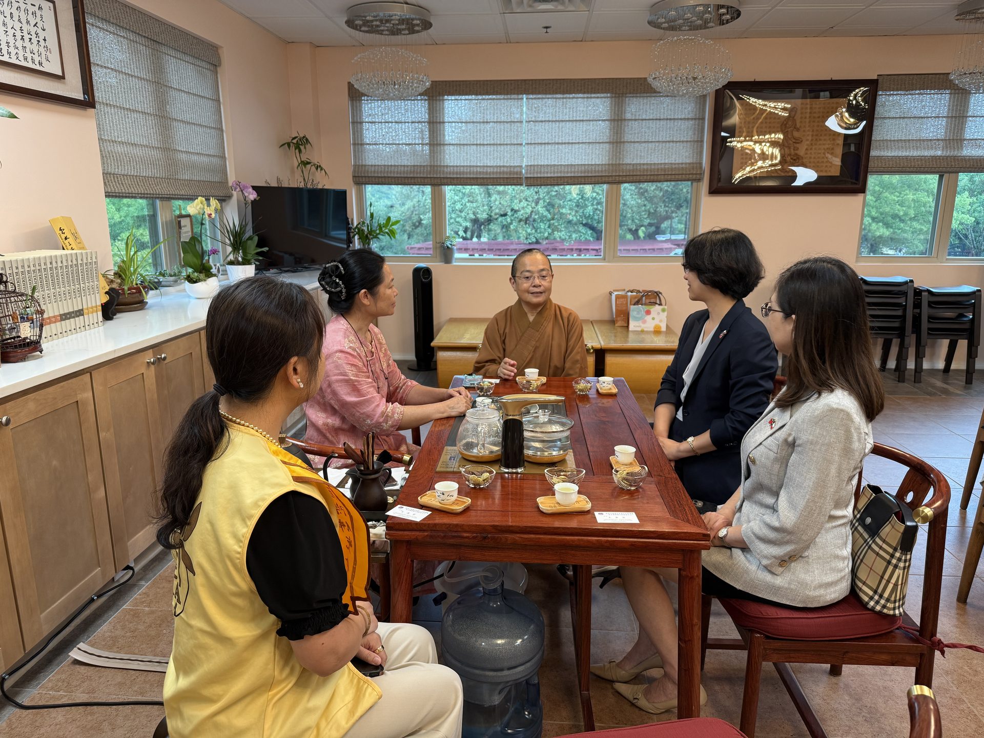 Director Hsiao Yi-Fang of the Taipei Economic and Cultural Office Visits Xiang Yun Temple in Austin