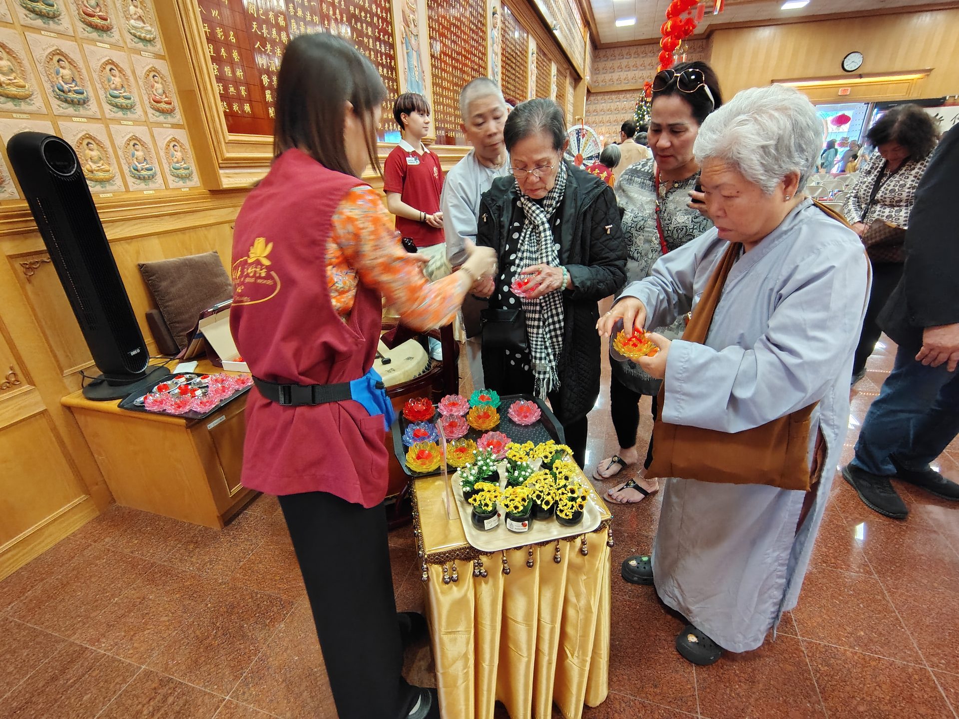 Vietnamese Delegation Visits Xiangyun Temple in Austin