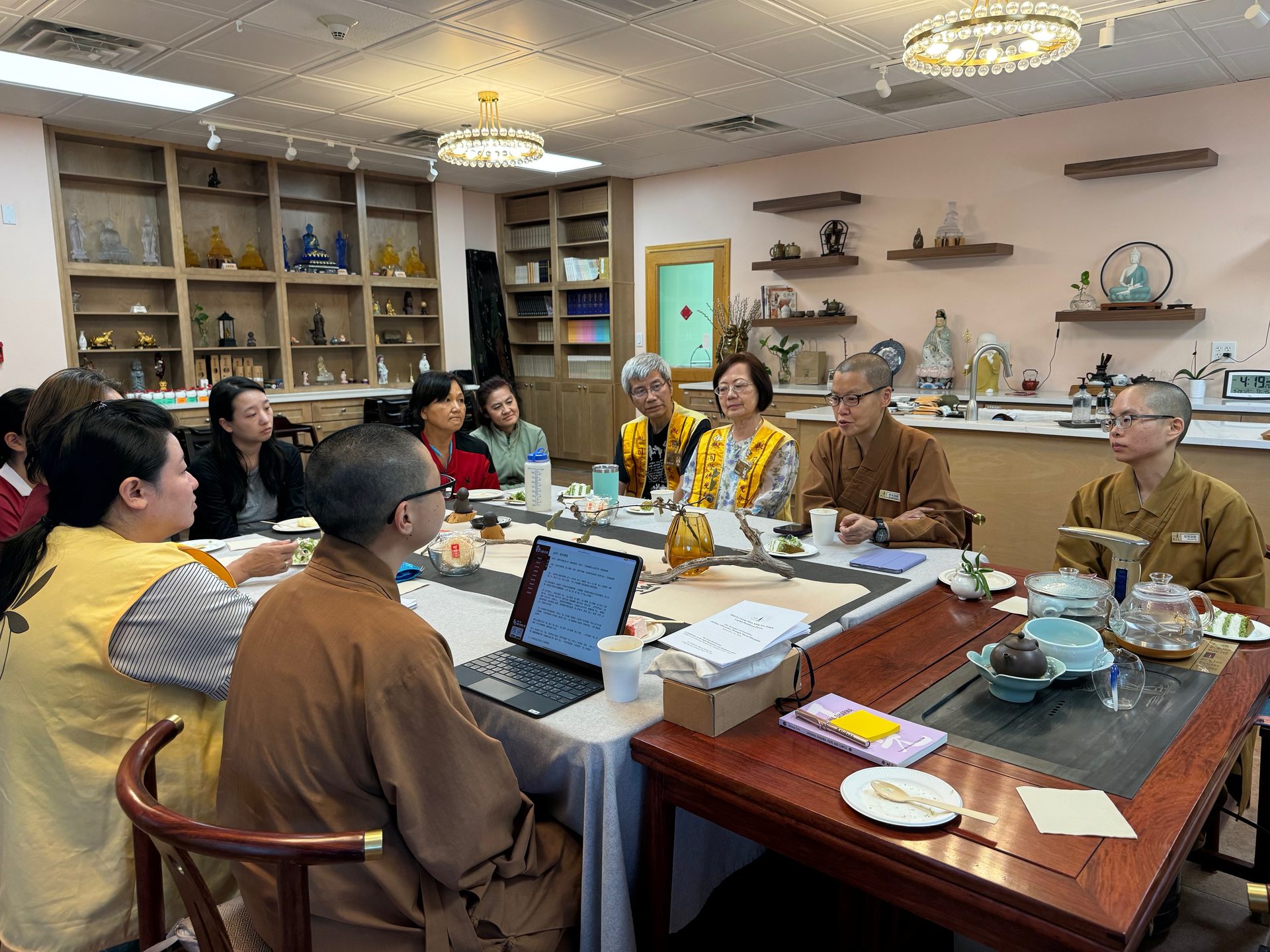 Venerable Miaoguang and Others Visit Xiangyun Temple in Austin for Inspiring Lectures