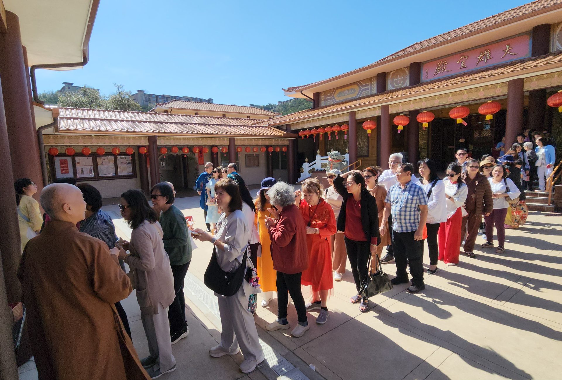 New Year’s Chanting Welcomes Pilgrims — Three Vietnamese Temples Visit Xiangyun Temple