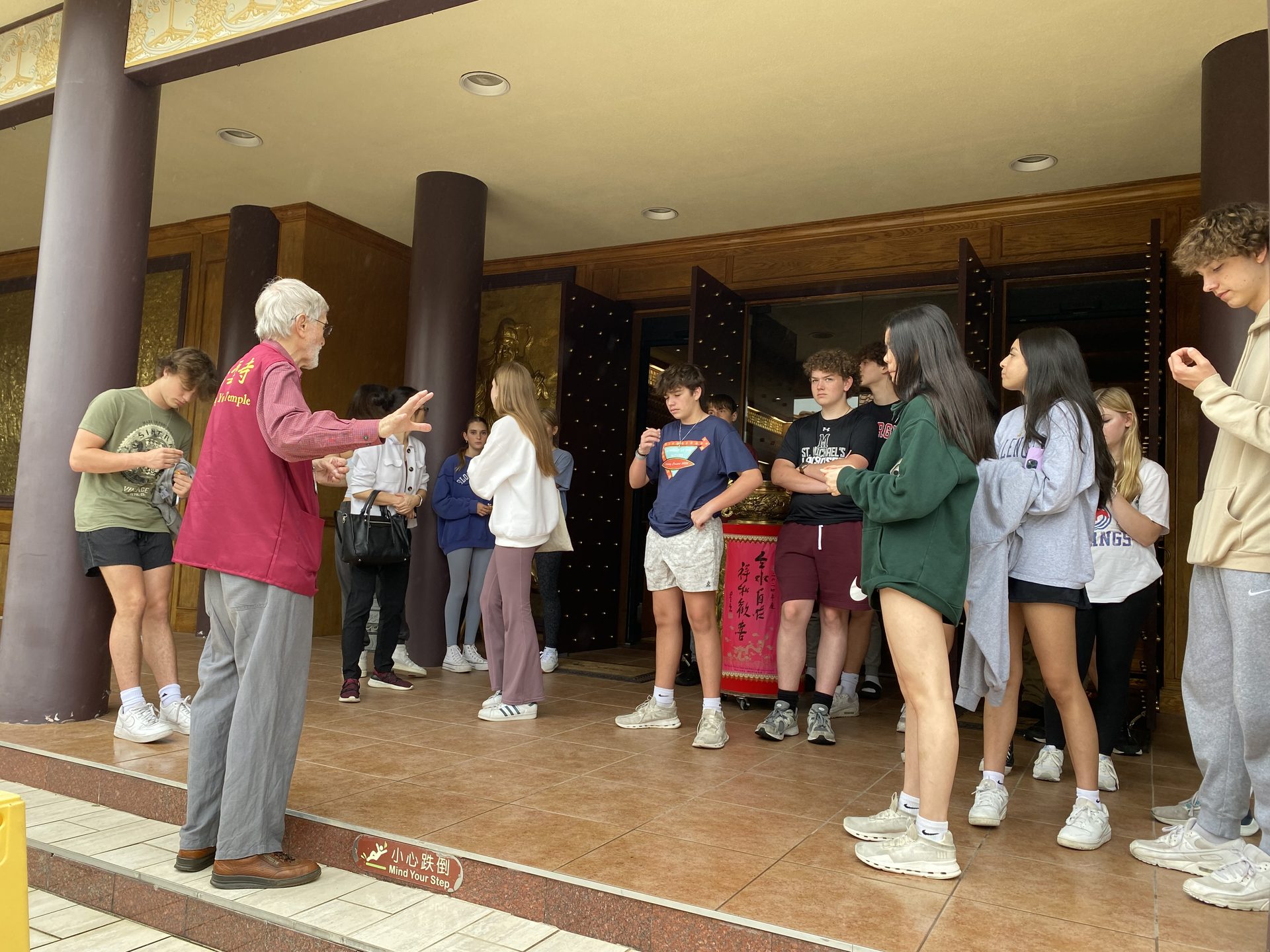 Austin St. Michael's Catholic Academy teachers and students visit Xiangyun
Temple