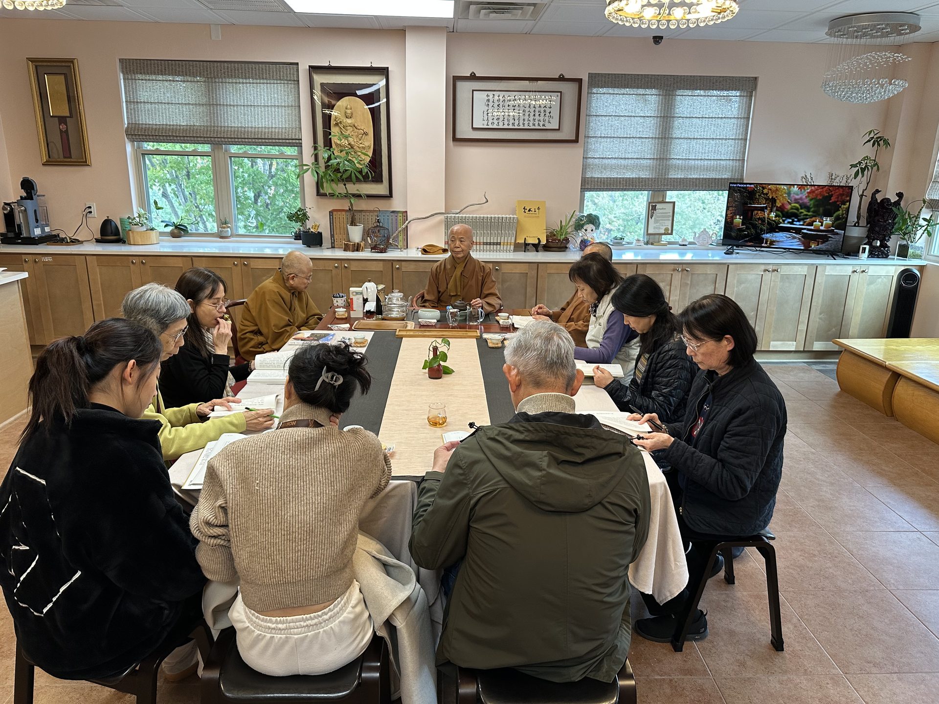 Exploring the Wisdom of Humanistic Buddhism Amid the Fragrance of Books and Tea