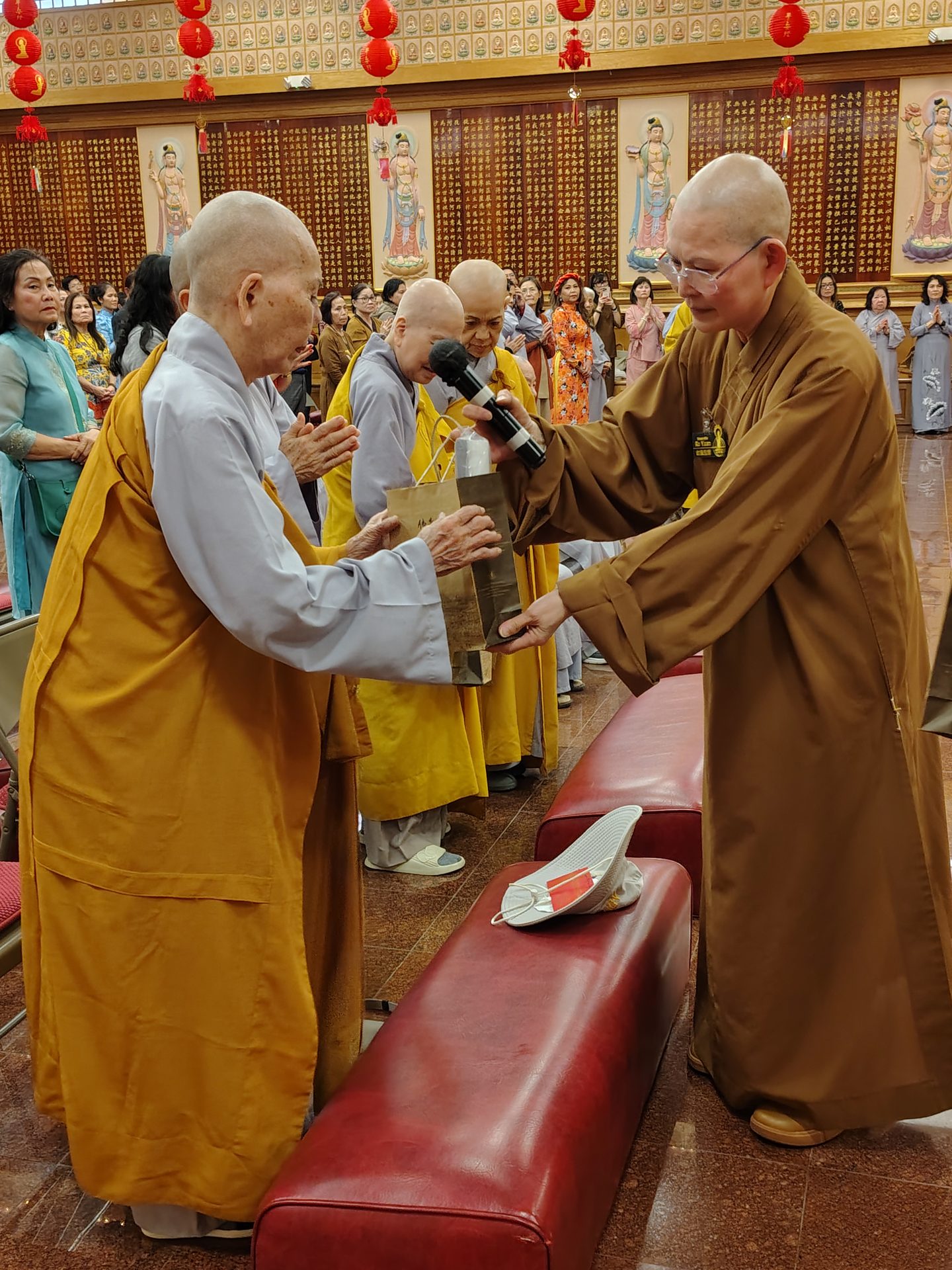 Vietnamese Delegation Visits Xiangyun Temple in Austin