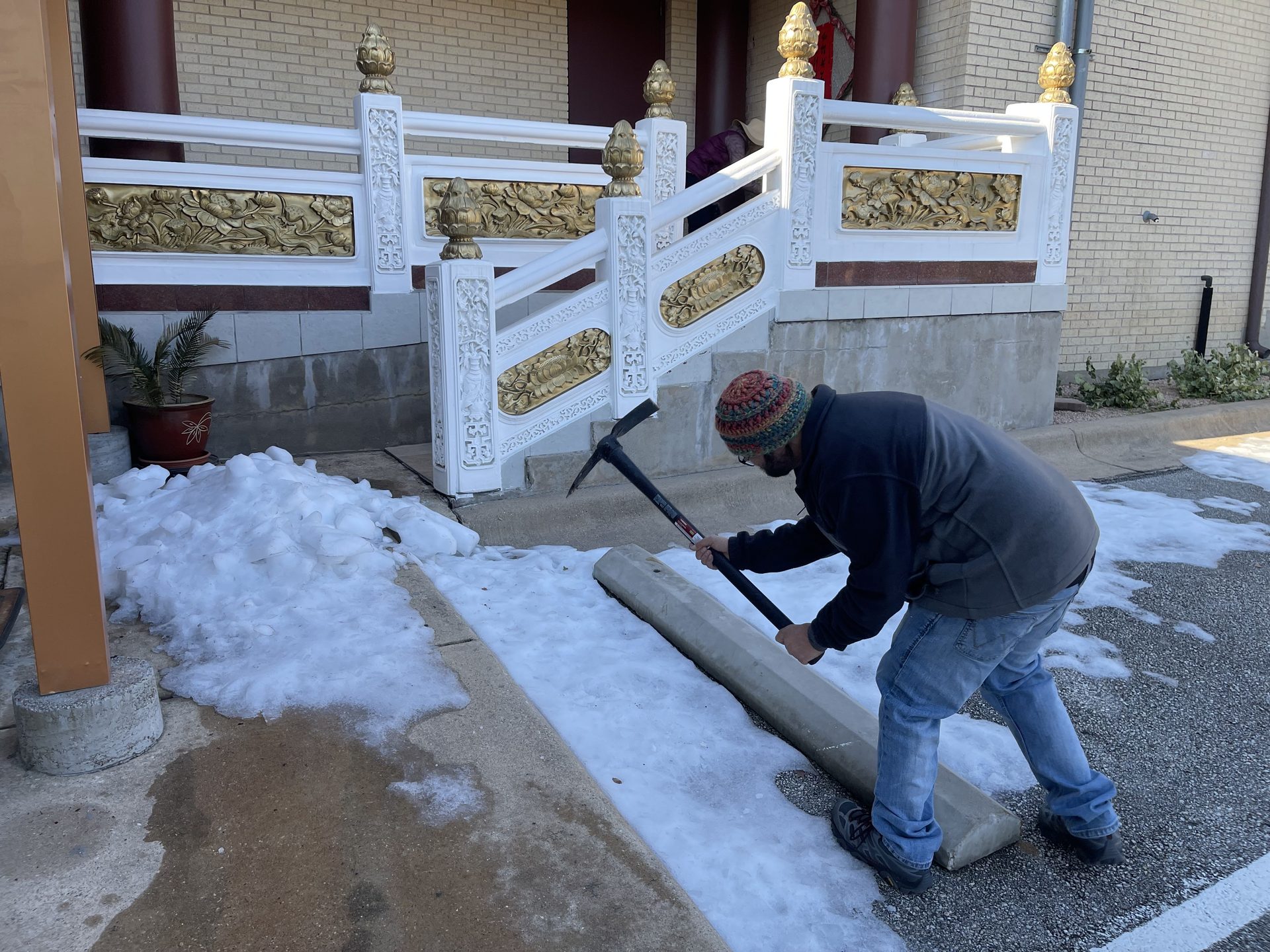 Xiangyun Temple Hangs Lanterns High — Cultivating Blessings Through Action, Cultivating Wisdom Through Harmony