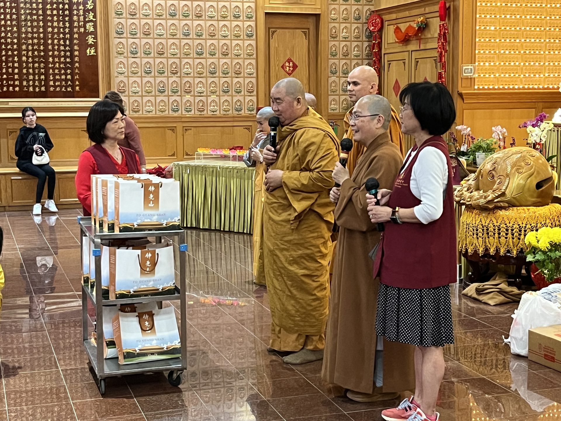 Two Vietnamese-American Groups with Nearly 350 Members Visit Xiangyun Temple