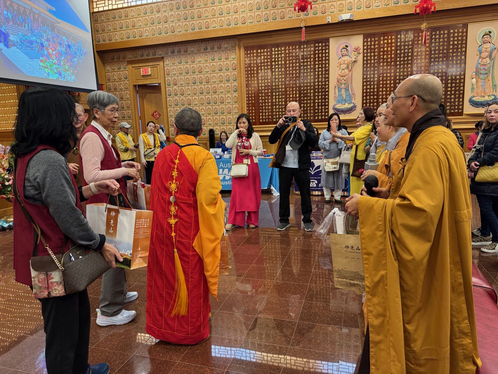 Vietnamese Monastics and Devotees Visit Xiang Yun Temple, Enriching Cultural Exchange