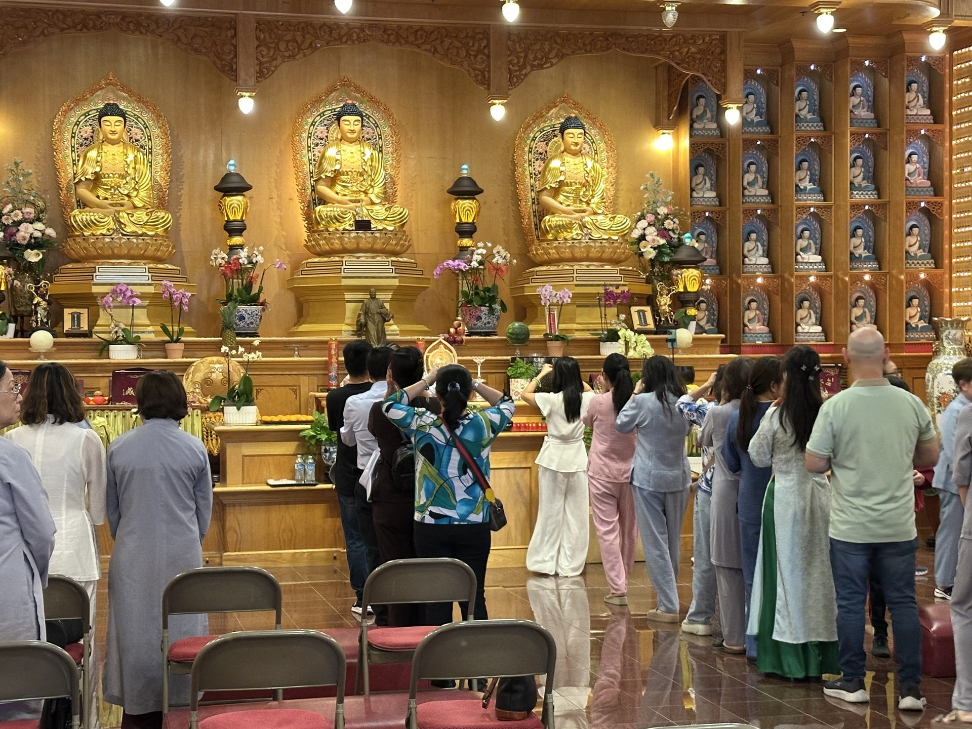 Vietnamese Devotees from Houston Visit Xiang Yun Temple in Autumn, Filled with Dharma Joy