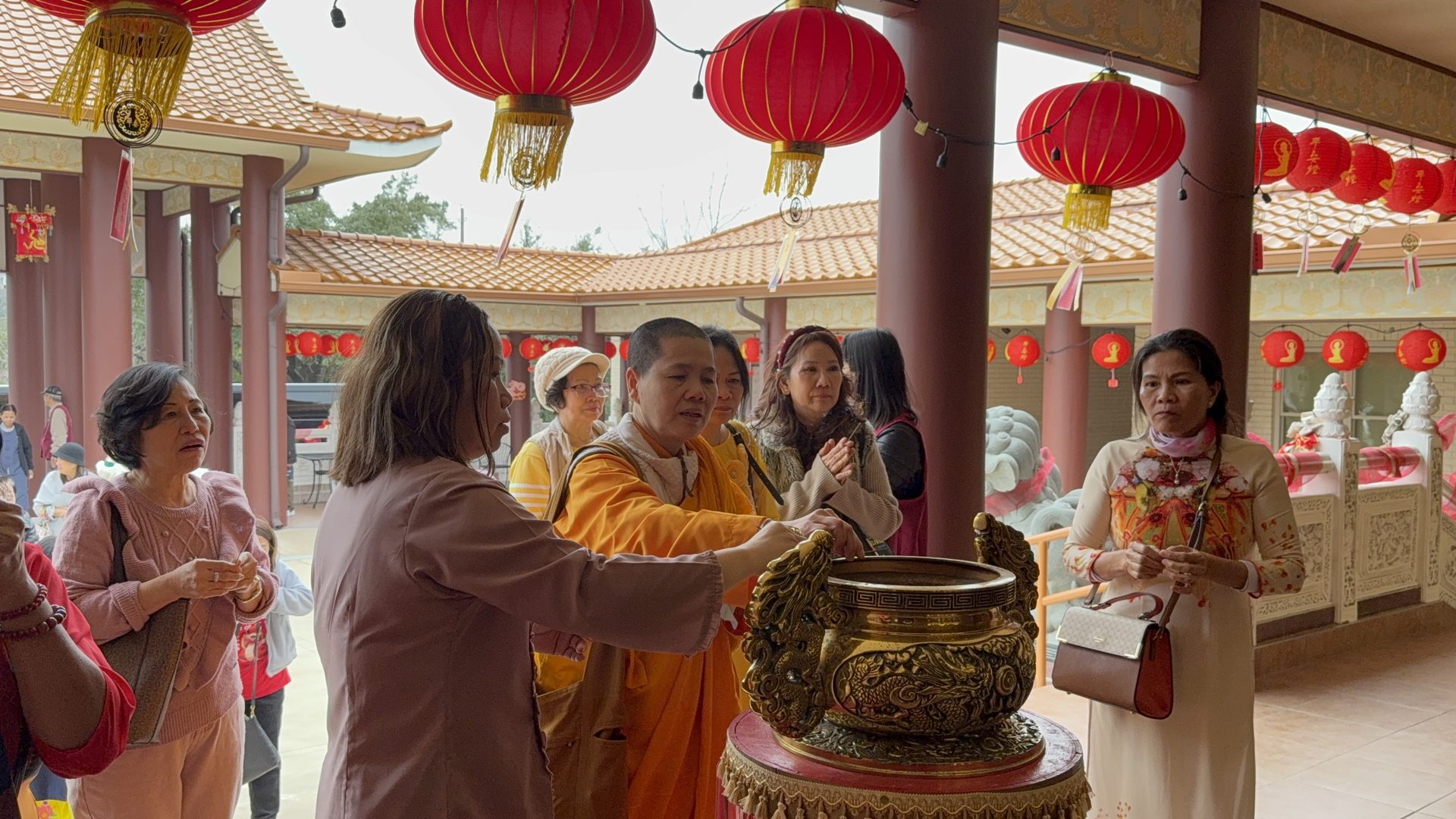 Vietnamese Delegation Visits Xiangyun Temple in Austin