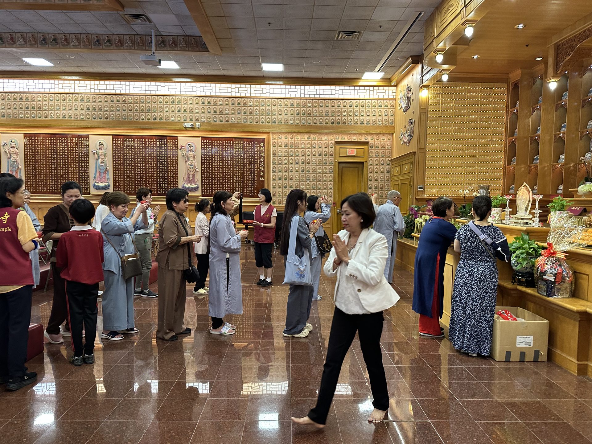 Vietnamese Devotees from Houston Visit Xiang Yun Temple in Autumn, Filled with Dharma Joy