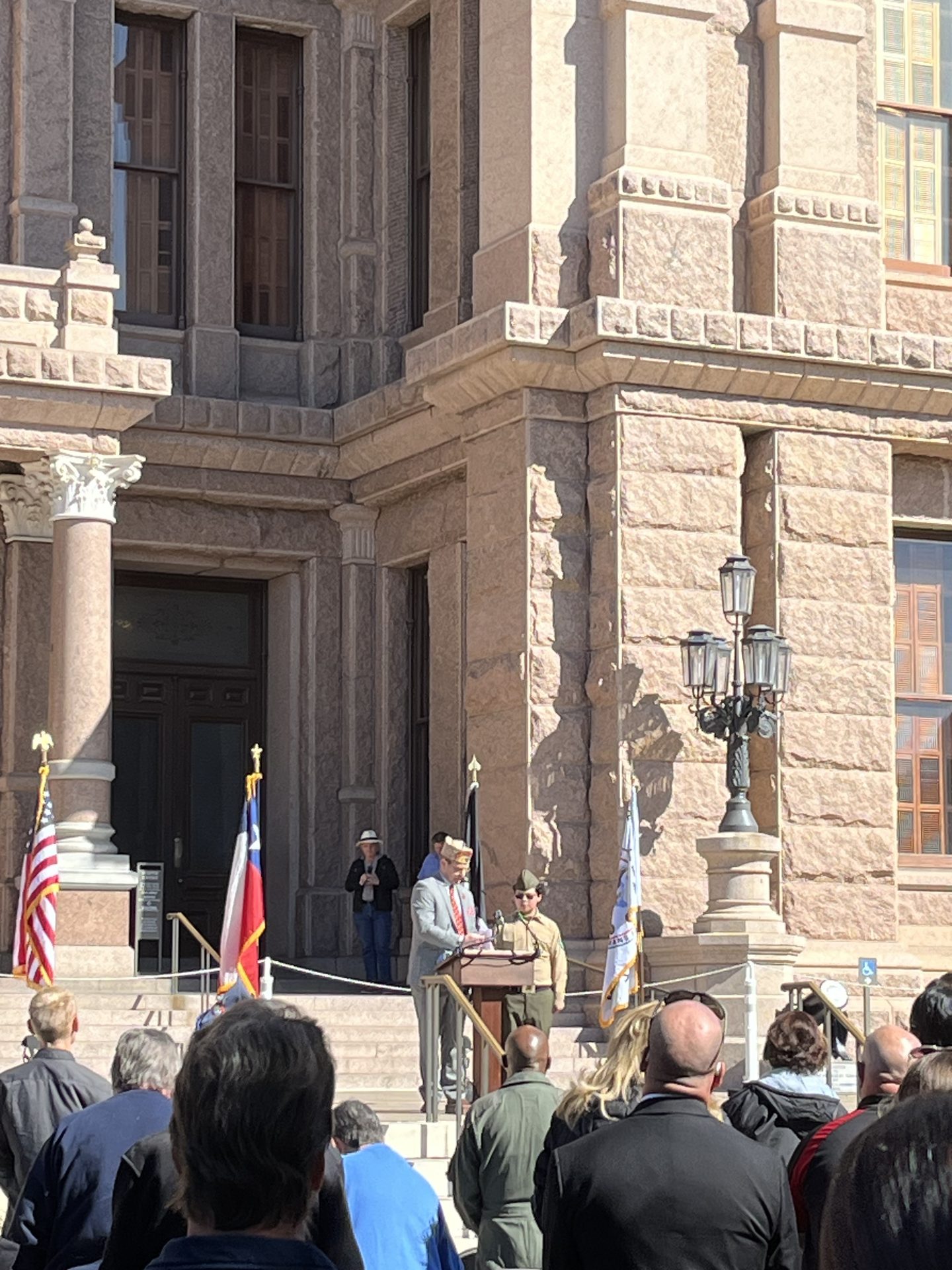 Xiang Yun Temple Cares for the Community — Participates in Austin Veterans Day Parade for Observation and Learning